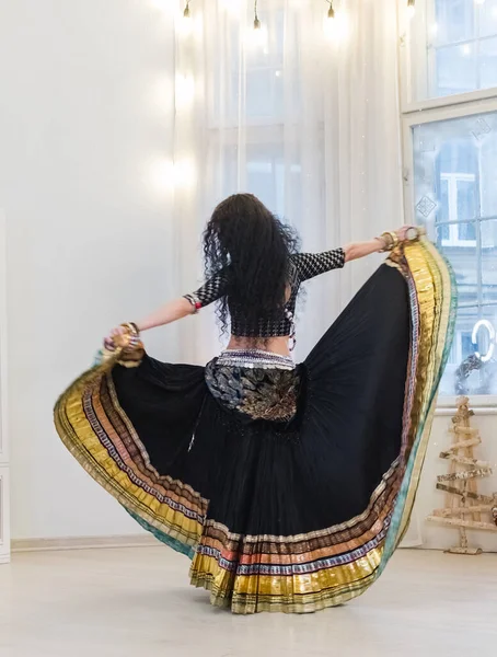 Mulher Traje Cigano Dançando Estilo Fusão Tribal — Fotografia de Stock