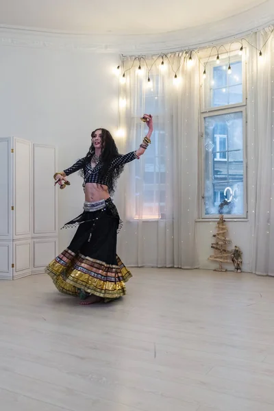 Mulher Traje Cigano Dançando Estilo Fusão Tribal — Fotografia de Stock