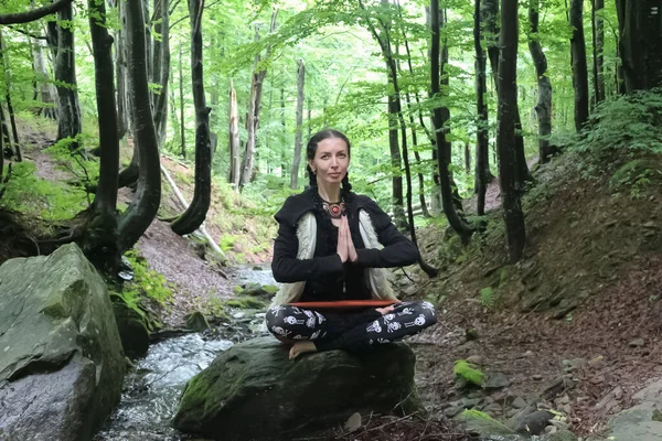 Woman Demonstrates Yoga Pose Stream — стоковое фото