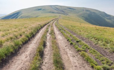 Dağlarda yüksek toprak yol, dağ sıraları.