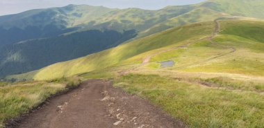 Dağlarda yüksek toprak yol, dağ sıraları.