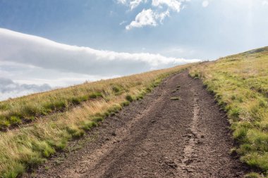 Dağlarda yüksek toprak yol, dağ sıraları.