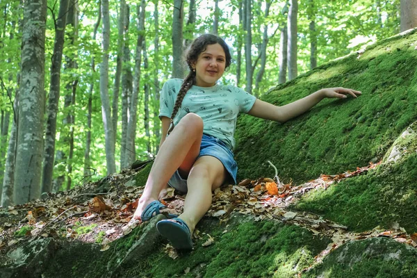 Девочка Подросток Сидит Большом Камне Лесу Летом Карпатах — стоковое фото
