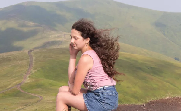 Девочка Подросток Вершине Горы Карпатах Летом Длинные Струящиеся Волосы Дуют — стоковое фото