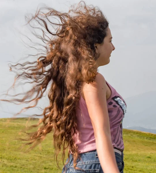 Девочка Подросток Вершине Горы Карпатах Летом Длинные Струящиеся Волосы Дуют — стоковое фото