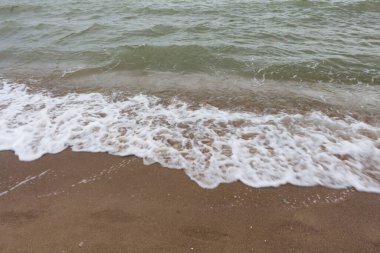 Karadeniz 'de, Ukrayna' da, kumsalda dalgalar