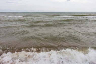 Karadeniz 'de, Ukrayna' da, kumsalda dalgalar