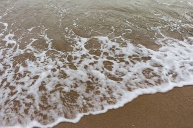 Karadeniz 'de, Ukrayna' da, kumsalda dalgalar