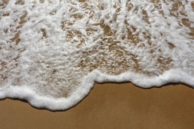 Karadeniz 'de, Ukrayna' da, kumsalda dalgalar