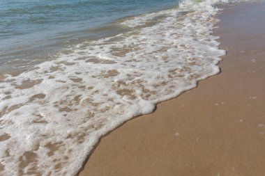 Karadeniz 'de, Ukrayna' da, kumsalda dalgalar