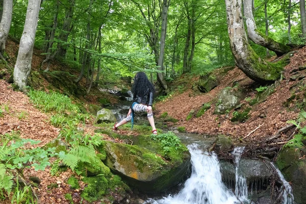 우크라 이나의 카르파티아 시냇가 근처에 숲에서 자세를 취하고 — 스톡 사진