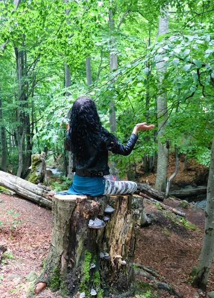 Brünette Frau Sitzt Auf Einem Baumstumpf Lotusposition Karpatenbuchenwald Sommer — Stockfoto