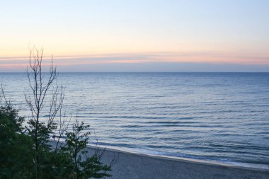 Şafak vakti denizin üzerinde gökyüzü, Karadeniz, Ukrain