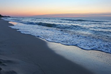 Şafak vakti denizin üzerinde gökyüzü, Karadeniz, Ukrain