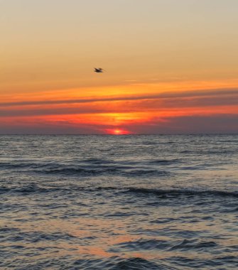 Karadeniz üzerinde gün doğumu, kumlu plaj, Ukrain