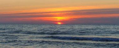 Karadeniz üzerinde gün doğumu, kumlu plaj, Ukrain