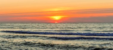 Karadeniz üzerinde gün doğumu, kumlu plaj, Ukrain