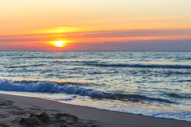 Karadeniz üzerinde gün doğumu, kumlu plaj, Ukrain