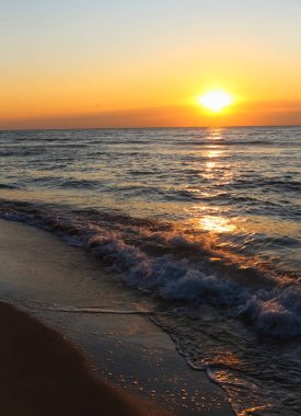 Karadeniz üzerinde gün doğumu, kumlu plaj, Ukrain