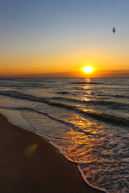 Karadeniz üzerinde gün doğumu, kumlu plaj, Ukrain