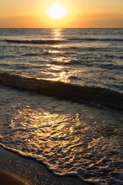 Karadeniz üzerinde gün doğumu, kumlu plaj, Ukrain