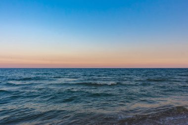 Şafak vakti denizin üzerinde gökyüzü, Karadeniz, Ukrain