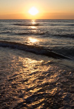 Karadeniz üzerinde gün doğumu, kumlu plaj, Ukrain