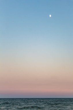 Şafak vakti denizin üzerinde gökyüzü, Karadeniz, Ukrain