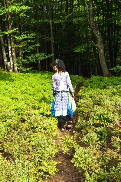 Jovem Morena Caminho Floresta Dos Cárpatos Verão Ucrânia Boho Estilo — Fotografia de Stock