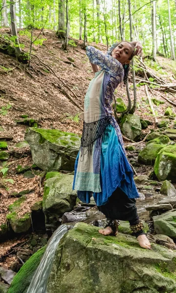 Брюнетка Танцует Ручья Голубая Одежда Лето Карпаты — стоковое фото