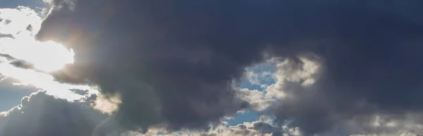 Güneş ışınları kara bulutları delip geçiyor.