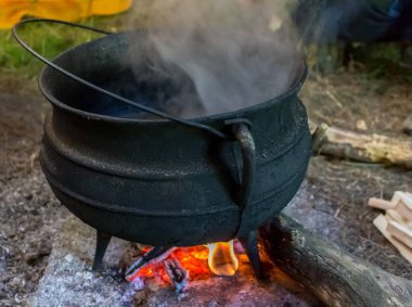 Kazanda kamp ateşinde yemek pişirmek, yaz kampı.