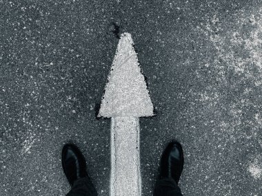Sokak ve iş adamı, asfalt yol tabelasında, arka planda ve duvar kağıdında