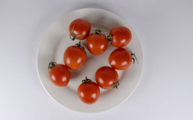 Beyaz arka planda domates. Domatesler ön tarafta. Yakın plan çekim. Kaliteli bir geçmişi var. Boşluğu kopyala