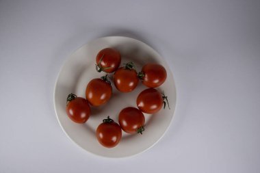 Beyaz arka planda domates. Domatesler ön tarafta. Yakın plan çekim. Kaliteli bir geçmişi var. Boşluğu kopyala