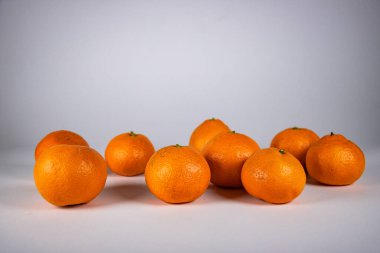 Güzel bir arka planda mandalina. Kaliteli bir geçmişi var. Boşluğu kopyala