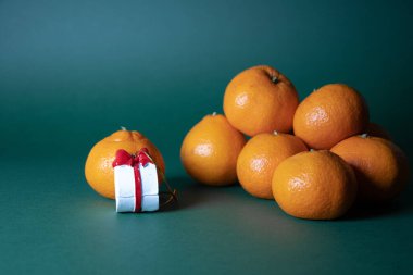 Mandalina ve güzel bir arka planda Noel oyuncağı. Güzel bir Noel duvar kağıdı. Yüksek kalitede bir geçmiş doğar. Boşluğu kopyala