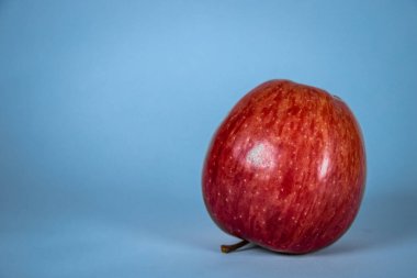 Mavi arkaplanda elmanın yakın plan görüntüsü