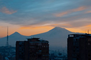 Ermenistan 'ın başkenti Erivan' a tepeden bakan Ararat Dağı. Seçili Odaklanma
