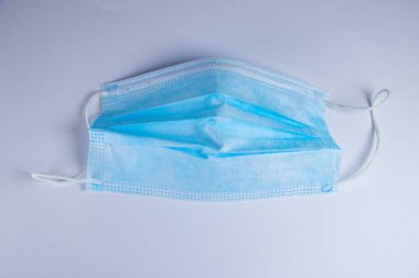 Beyaz arka planda tıbbi koruyucu maske, Coronavirus (Covid-19) önleme, Wuhan virüsü koruma faktörü, kırpılmış bir dış hatla birlikte