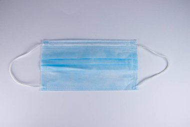 Beyaz arka planda tıbbi koruyucu maske, Coronavirus (Covid-19) önleme, Wuhan virüsü koruma faktörü, kırpılmış bir dış hatla birlikte