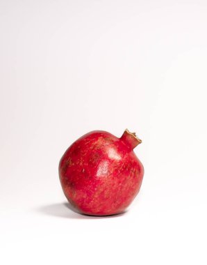 Beyaz arkaplanda yalıtılmış nar, yüksek ayrıntı