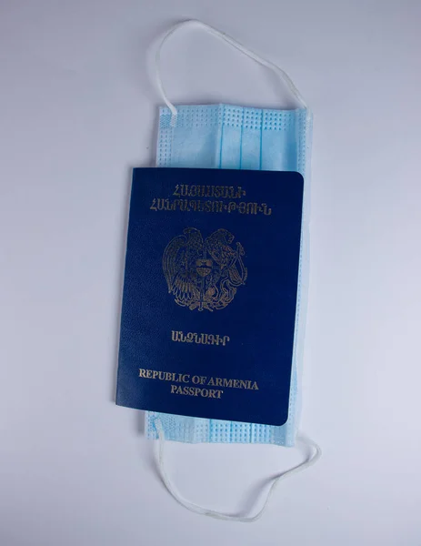 白い背景に医療用保護マスク コロナウイルス Covid 予防とアルメニアのパスポート — ストック写真