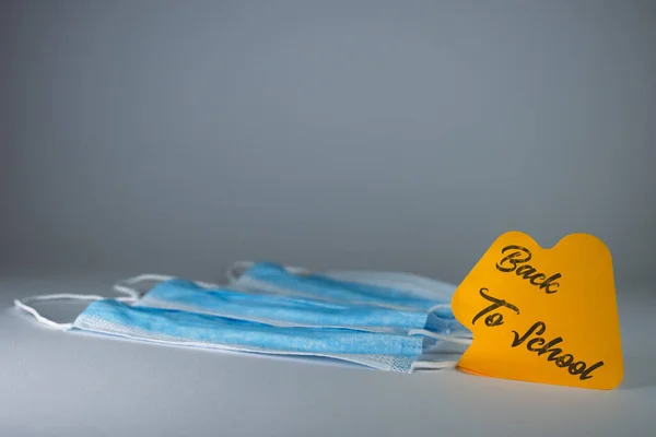 Ritorno Scuola Con Maschera Covid Iscrizione Sull Adesivo — Foto Stock