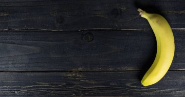 Siyah tahta üzerinde muz.