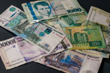 Siyah arka planda Ermeni dramları ve Rus Rubloları var.