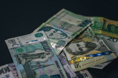 Siyah arka planda Ermeni dramları ve Rus Rubloları var.