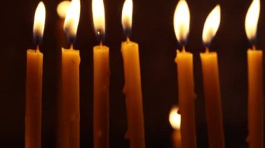 Ermeni Havari Kilisesi 'nde mum yakan kilise şamdanı.