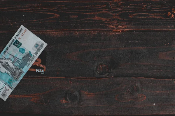 Dinheiro Russo Rublo Russo Nota Rublo Cartão Visa Tábua Madeira — Fotografia de Stock
