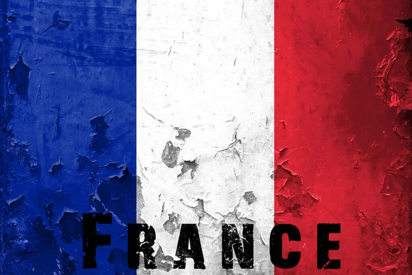 裂开的墙上挂着法国国旗 上面有文字 — 图库照片